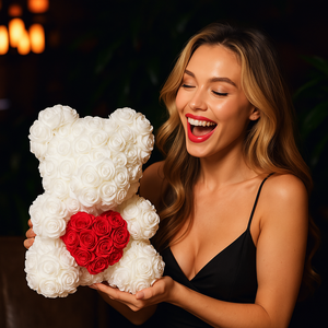 femme heureuse d'avoir recu son ours en rose blanc