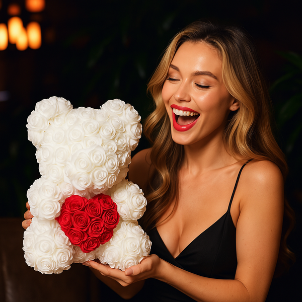 femme heureuse d'avoir recu son ours en rose blanc